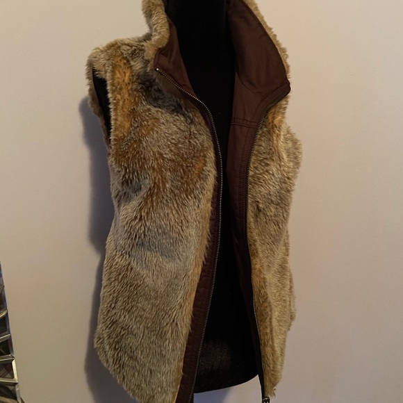 GAP reversible faux fur vest - Picture 3 of 4